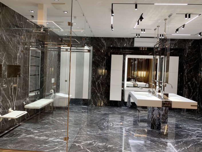 ванная комната с мраморным полом и раковинами
