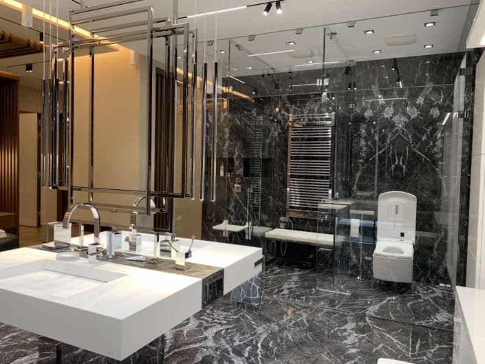 мраморная комната с осветленным стеклом