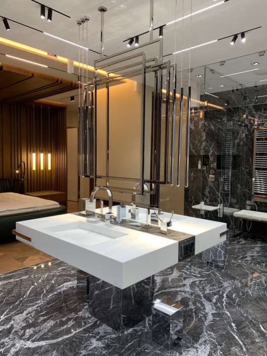 зеркало из нержавеющей стали в интерьере