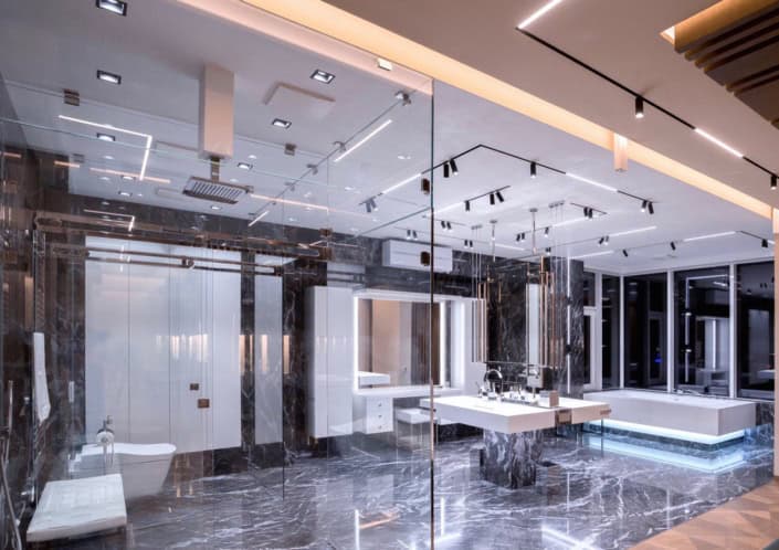 ванная комната с большой стеклянной стеной