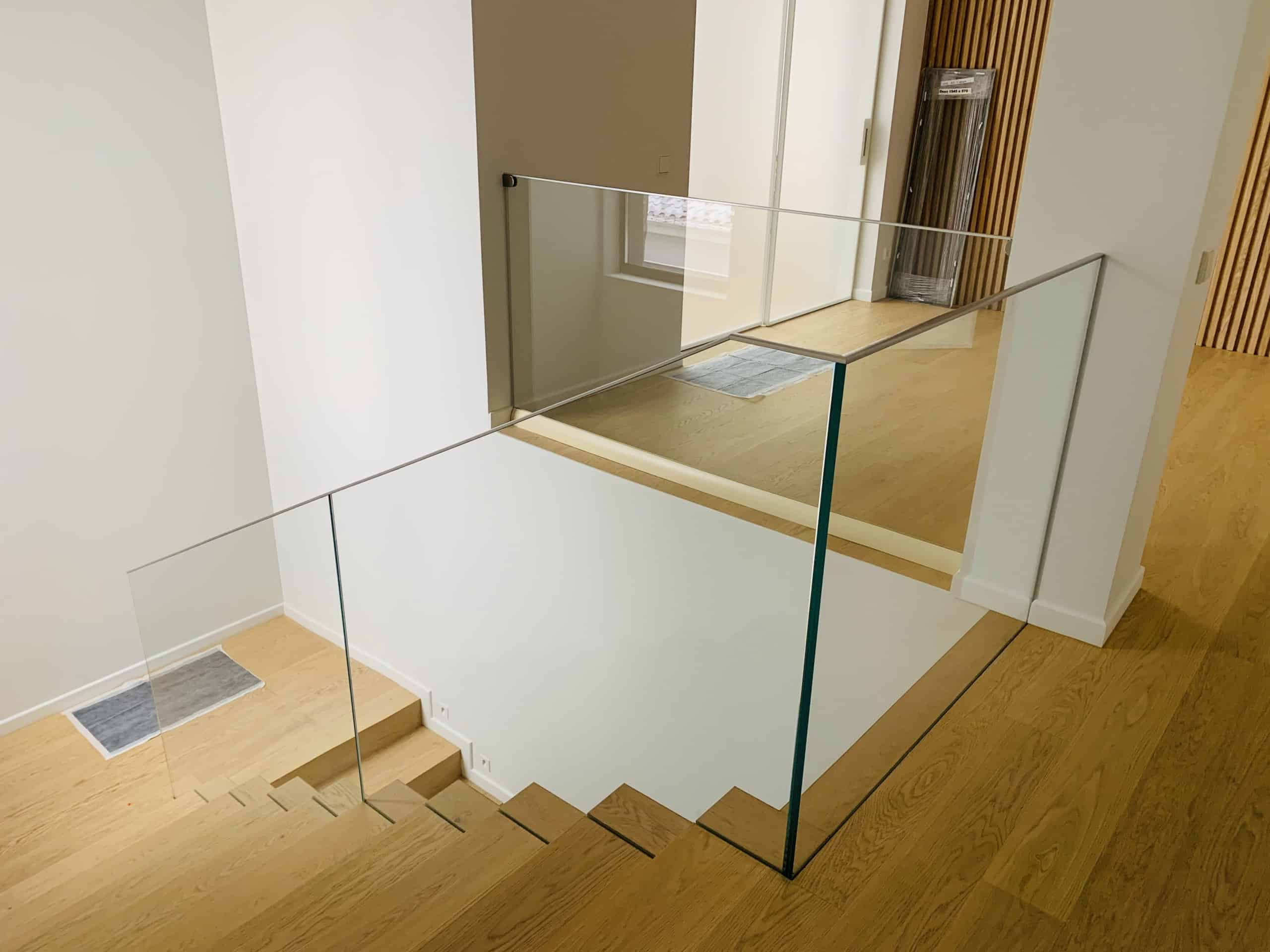 стеклянные перила на лестнице