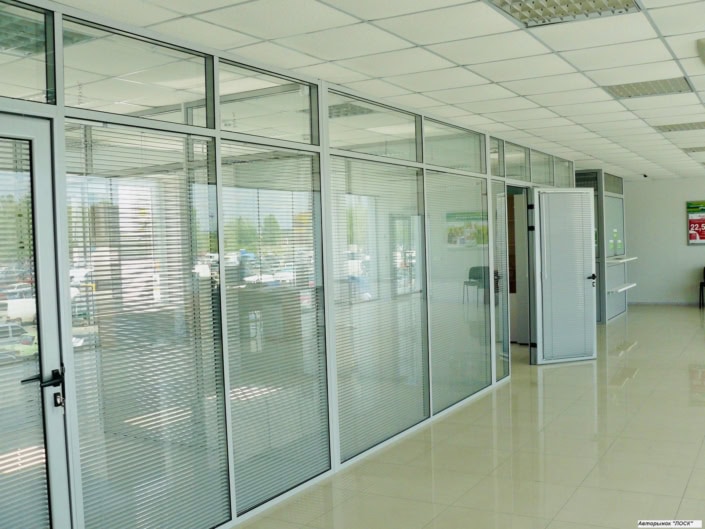 довгий коридор зі скляними дверима